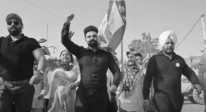 ਇਸ ਉੱਪਰ ਇੱਕ ਪ੍ਰਸ਼ੰਸਕ ਨੇ ਕਮੈਂਟ ਕਰ ਲਿਖਿਆ, ਇਸ ਵੀਰ ਸਲੂਟ ਆ ਹਮੇਸ਼ਾ ਹੀ ਸਾਰੇ ਕਲਾਕਾਰਾਂ ਤੋਂ ਪਹਿਲਾਂ ਆਇਆ ਹੈ ਕਲਾਕਾਰੀ ਬਾਅਦ ਵਿੱਚ ਪਹਿਲਾਂ ਕਿਸਾਨ ਆ ਰੇਸ਼ਮ ਵੀਰਾ ❤️👏....