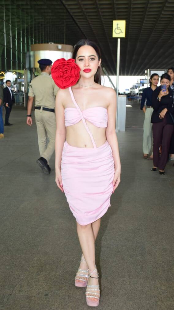 'उर्फी' चा खास एअरपोर्ट लूक!