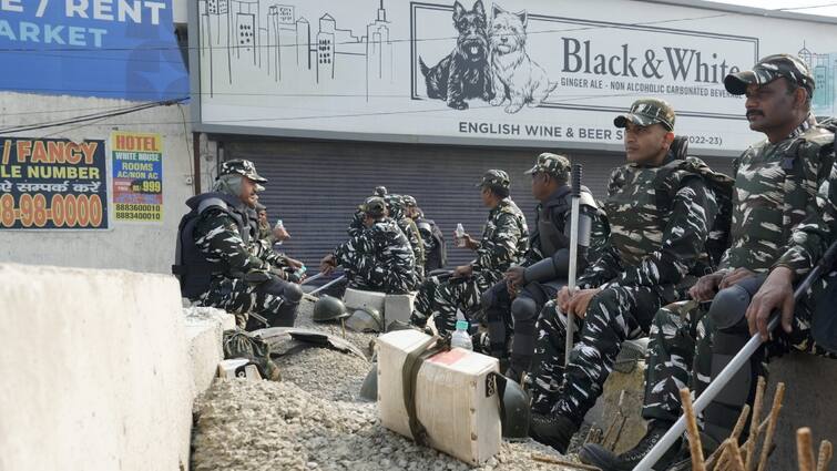 Farmer Protest 2024 Delhi Police dug roads Singhu Border upto 10 feet deep stop Punjab farmers entry in Capital  Farmer Protest 2024: पंजाब के किसानों को रोकने के लिए दिल्ली पुलिस का एक्शन, सिंघु बॉर्डर पर 10 फुट तक खोदी सड़कें