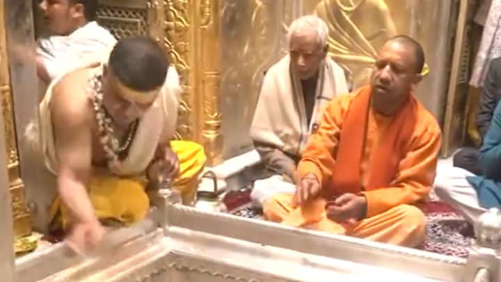 CM Yogi Adityanath reached Gyanvapi saw the tableau in vyas ji tehkhana Gyanvapi तहखाने में सीएम योगी ने किया झांकी दर्शन, कोर्ट से पूजा की अनुमति मिलने के बाद पहली बार पहुंचे मुख्यमंत्री