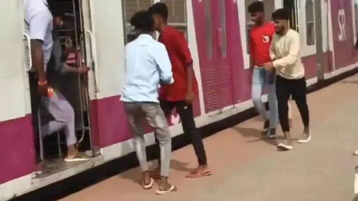 chennai college students fight with bottles stones patravakkam railway station Chennai Passenger Train Train Violence : மின்சார ரயிலில் மோசமாக தாக்கிக்கொண்ட மாணவர்கள்! சென்னையில் பயங்கரம்!