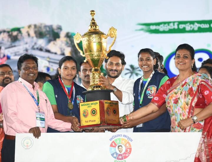 బ్యాడ్మింటన్ తొలి మూడు స్థానాల్లో నిలిచిన జజోడీలకు ట్రోఫీలతోపాటు నగదు ప్రోత్సాహకాలు అందించారు.