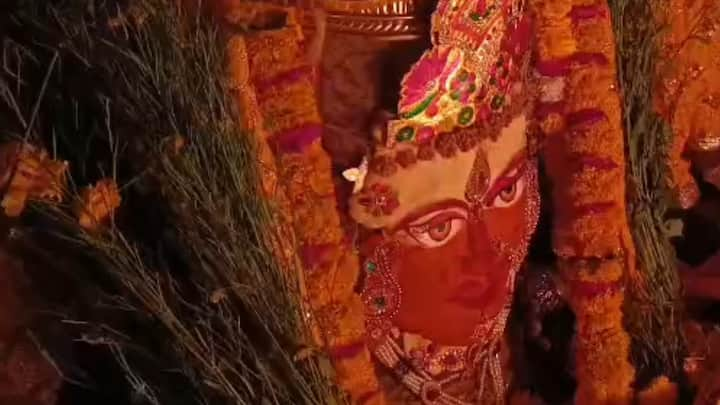 Mahakaleshwar Mandir Ujjain: महाकालेश्वर मंदिर के पंडित आशीष पुजारी ने बताया कि बसंत पंचमी से महाकालेश्वर मंदिर में भगवान महाकाल को गुलाल चढ़ाने की शुरुआत हो जाती है.