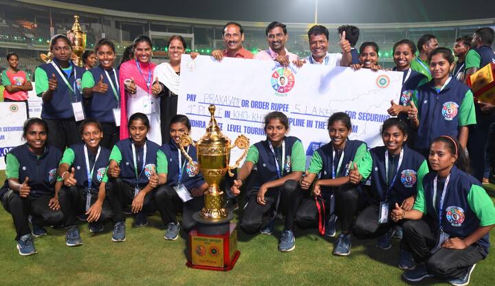 వాలీబాల్ మన్, వుమెన్ రెండు విభాగాల్లోనూ బాపట్ల జిల్లా జట్టు విజేతగా నిలిచింది.