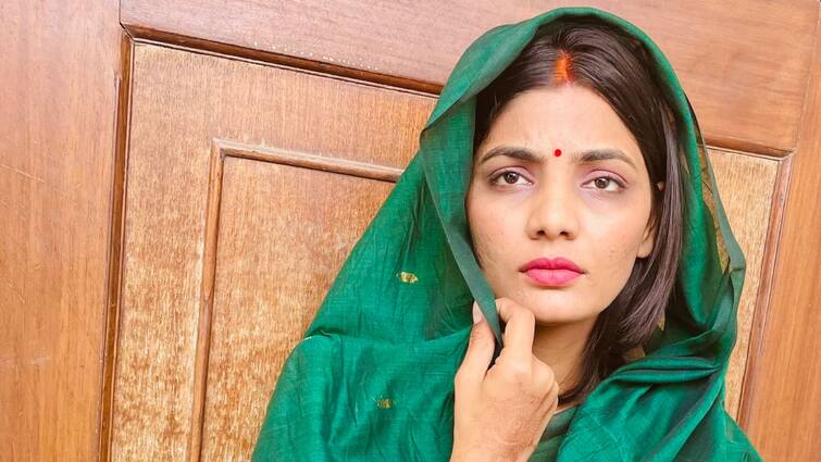 Neha Singh Rathore lashed out government regarding farmers delhi chalo protest Farmer's Protest: 'एक ही जवाब है- लाठी..', किसान आंदोलन को लेकर सरकार पर बरसीं लोक गायिका नेहा सिंह राठौर