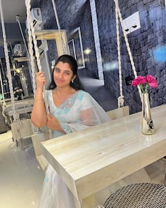 Anchor Shayamala : తెల్ల తెల్లని చీరలో.. బంగారు బొమ్మలా మెరిసిన శ్యామల