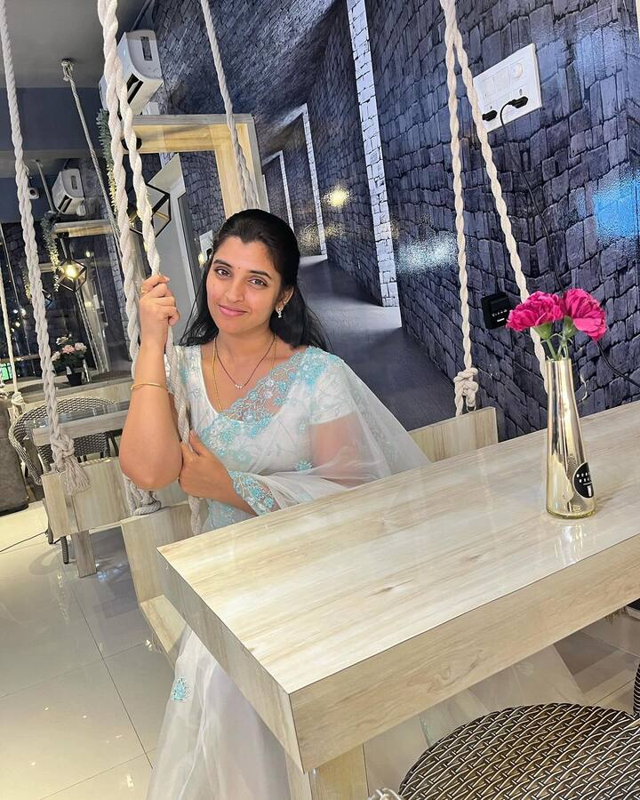 యాంకర్ శ్యామల బుల్లితెరలో చాలామందికి తెలుసు. (Images Source : Instagram/syamalaofficial)