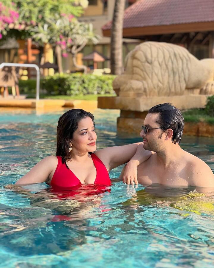 मोनालिसा सोशल मीडिया पर काफी एक्टिव रहती हैं. हाल ही में एक्ट्रेस ने अपने वैलेंटाइन डे की झलक अपने फैंस के साथ शेयर की.