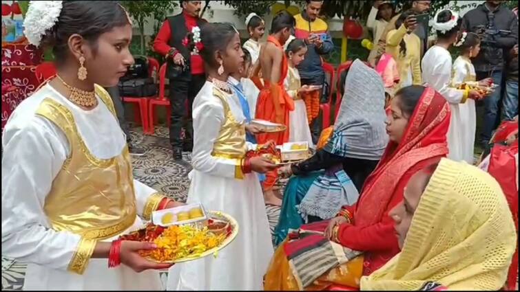 Gorakhpur children worship parents on Valentines Day in this school take blessings by washing legs ANN गोरखपुर का ऐसा स्कूल, मनाया गया मातृ-पितृ दिवस, चंदन-तिलक लगाकर की गई पूजा