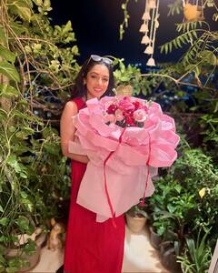 Valentine Day 2024: वैलेंटाइन डे पर रेड ड्रेस में दिखा टीवी की ‘अनुपमा’ का ग्लैमरस अवतार, पति से गिफ्ट में मिली ढेर सारी चॉकलेट्स और फ्लावर्स