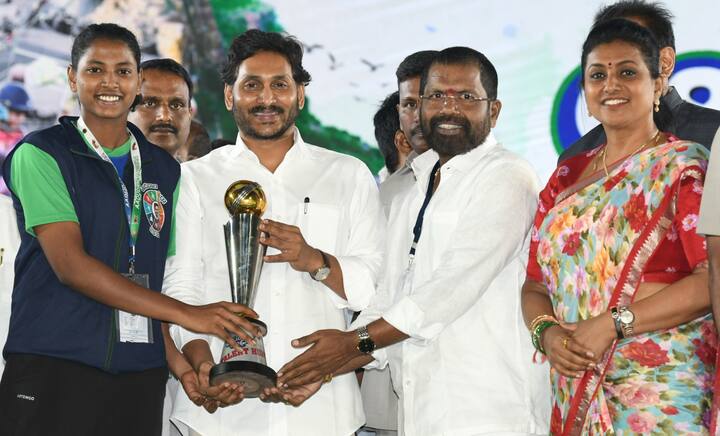 సతీష్(తిరుపతి), బాలకృష్ణారెడ్డి(బాపట్ల)ని ప్రొ కబడ్డీ టీమ్ దత్తత తీసుకుంది.