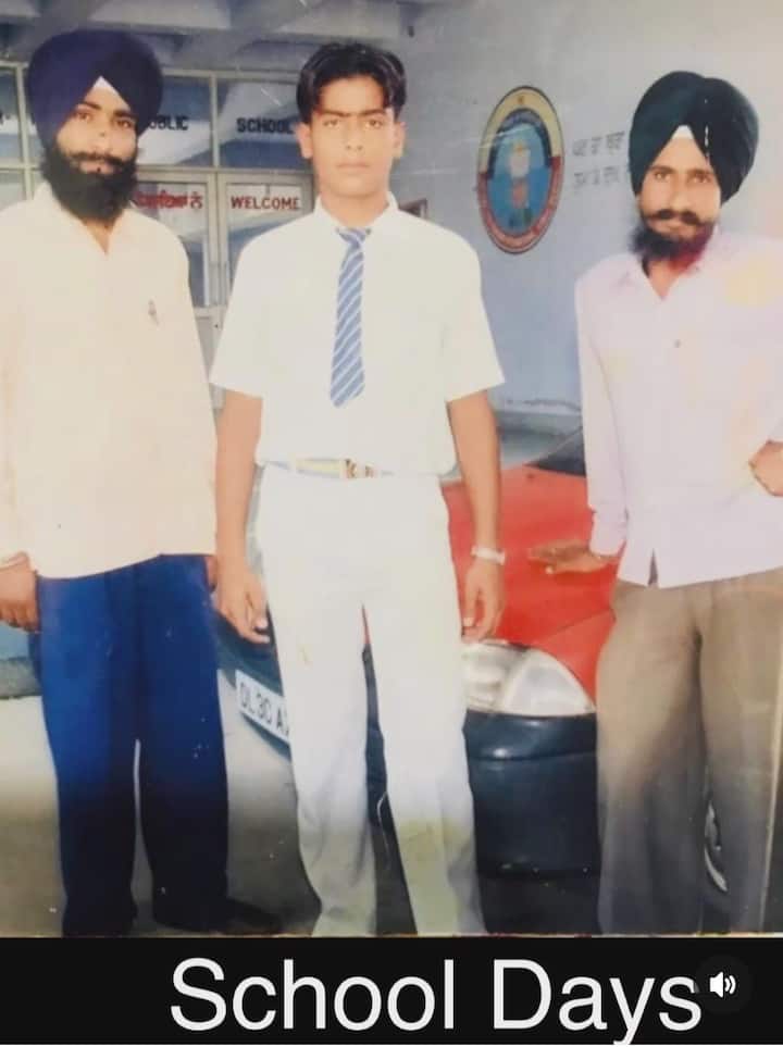 ਉਸ ਦੇ ਗਾਏ ਗੀਤਾਂ ਨੂੰ ਯੂਟਿਊਬ 'ਤੇ ਮਿਲੀਅਨ ਵਿੱਚ ਵਿਊਜ਼ ਮਿਲਦੇ ਹਨ। ਇਸ ਦੇ ਨਾਲ ਨਾਲ ਗਾਇਕ ਆਪਣੀਆਂ ਸੋਸ਼ਲ ਮੀਡੀਆ ਪੋਸਟਾਂ ਰਾਹੀਂ ਵੀ ਫੈਨਜ਼ ਨੂੰ ਆਪਣੇ ਨਾਲ ਜੁੜੀ ਅਪਡੇਟਸ ਦਿੰਦਾ ਰਹਿੰਦਾ ਹੈ।