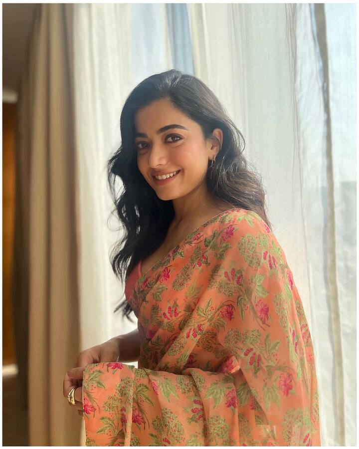 షూటింగ్లో బిజీగా ఉండడం వల్ల ఇన్నాళ్లు ఫ్యాన్స్తో మాట్లాడడం కుదరలేదు. పైగా ఇప్పుడు తన హెల్త్ అంతగా బాలేదని తెలిపింది. కానీ ఇప్పుడు తనకి టైమ్ దొరికిందని.. ఇప్పటికీ మీతో మాట్లాడే సమయం దొరికిందంటూ రాసుకొచ్చింది. (Image Source : Instagram/RashmikaMandanna)