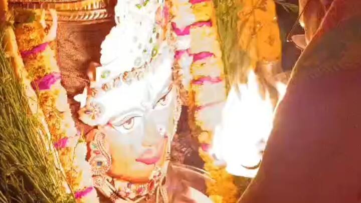 पुजारी भूषण गुरु ने बताया कि जिस प्रकार से माता सरस्वती को सरसों के फूल अर्पित कर उनकी आराधना की जाती है उसी तरीके से आज भस्म आरती में भगवान महाकाल को भी सरसों के फूल अर्पित किए गए.