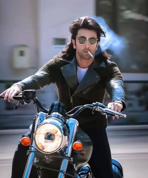 वहीं रणबीर कपूर को भी पब्लिक में गुस्सा करते हुए देखा जा चुका है. उन्होंने सेल्फी लेने आए अपने एक फैन का फोन छीनकर फेंक दिया था.