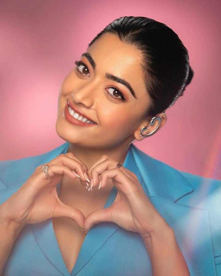 నాకు మీ గురించి మొత్తం తెలియాలి. మీ వాలెంటైన్స్ ప్లాన్స్ ఏంటో కూడా నాకు కామెంట్ చేయండి. నేను కచ్చితంగా మీ కామెంట్స్ చదువుతాను అంటూ రాసుకొచ్చింది. వాలెంటైన్స్ రోజున మీతో సమయాన్ని స్పెండ్ చేయాలనుకుంటున్నా అని తెలిపింది.(Image Source : Instagram/RashmikaMandanna)