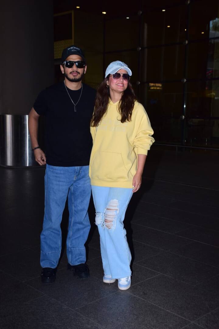 The pictures that went viral on the social media shows Hina wearing a traditional Bengali saree with ethnic jewellery. The photograph features Munawar wearing a white shirt and matching shorts.