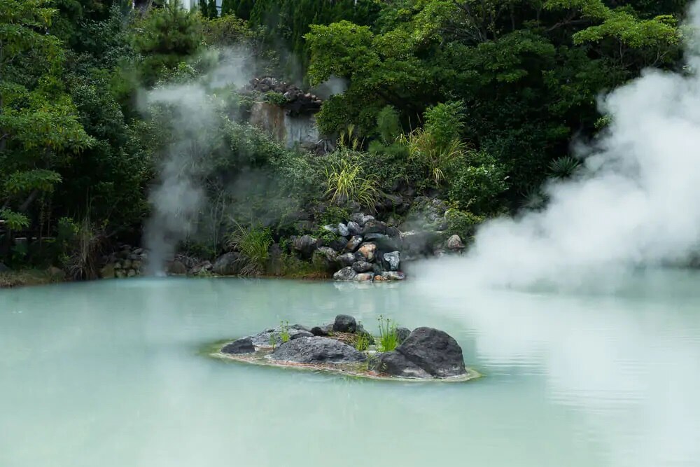 Hot Water Spring Of India:એવા રહસ્યમય ગરમ પાણીના ઝરણા,જેનું પાણી શિયાળાની  ઠંડીમાં પણ નથી થતું  ઠંડું, જાણો ગરમ કુંડનું  રહસ્ય