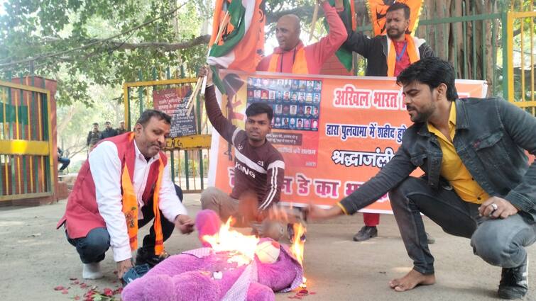 Agra Hindu organization Valentine Day protested said celebrate Martyr's Day ann Agra News: आगरा में वैलेंटाइन डे पर हिंदूवादी संगठन का विरोध प्रदर्शन, कहा- शहीद दिवस मनाए