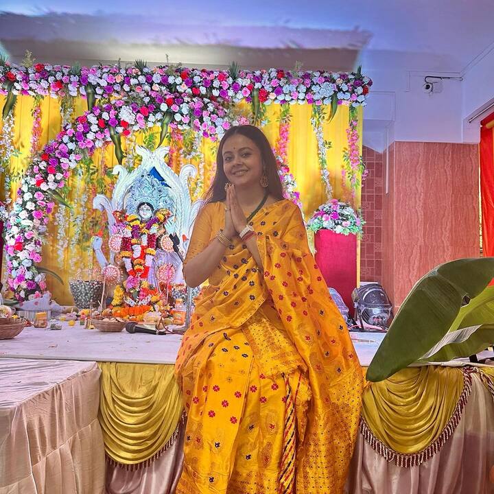 देवोलीना भट्टाचार्जी की इन तस्वीरों में आप मां सरस्वती की एक बड़ी सी प्रतिमा देख सकते हैं. जिसके आगे वो हाथ जोड़कर बैठी हुई हैं.