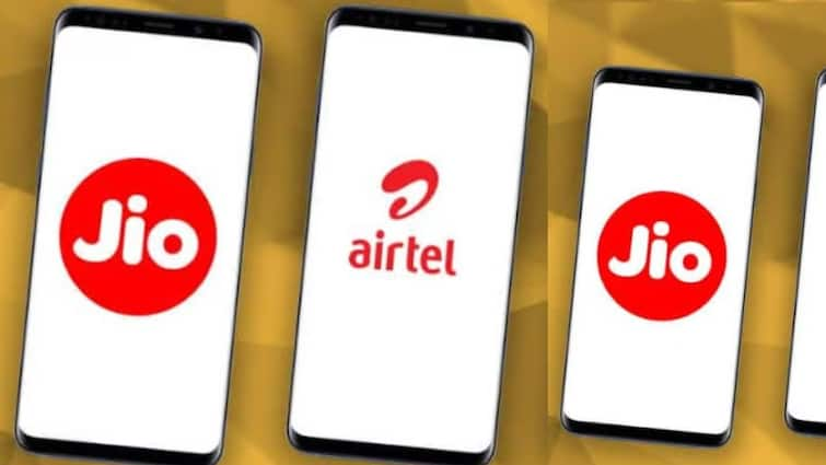 Jio vs Airtel vs Vi: रिचार्ज प्लान्स की कीमत बढ़ने के बाद सबसे सस्ते प्लान कितने रुपये का है?