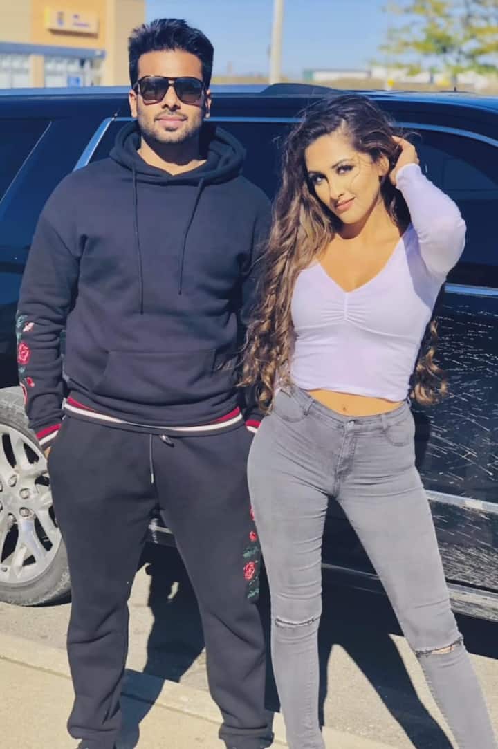 ਇਸ ਬਾਰੇ ਕੁੱਝ ਵੀ ਕਨਫਰਮ ਕਰਨਾ ਹਾਲੇ ਜਲਦਬਾਜ਼ੀ ਹੋਵੇਗੀ, ਪਰ ਜਿਸ ਤਰ੍ਹਾਂ ਮਨਕੀਰਤ ਨੇ ਉਸ ਲੜਕੀ ਦੀਆਂ ਤਸਵੀਰਾਂ ਸ਼ੇਅਰ ਕੀਤੀਆਂ ਹਨ, ਉਸ ਤੋਂ ਤਾਂ ਇਹੀ ਲੱਗ ਰਿਹਾ ਹੈ ਕਿ ਦੋਵਾਂ ਵਿਚਾਲੇ ਕੋਈ ਰਿਸ਼ਤਾ ਹੈ।