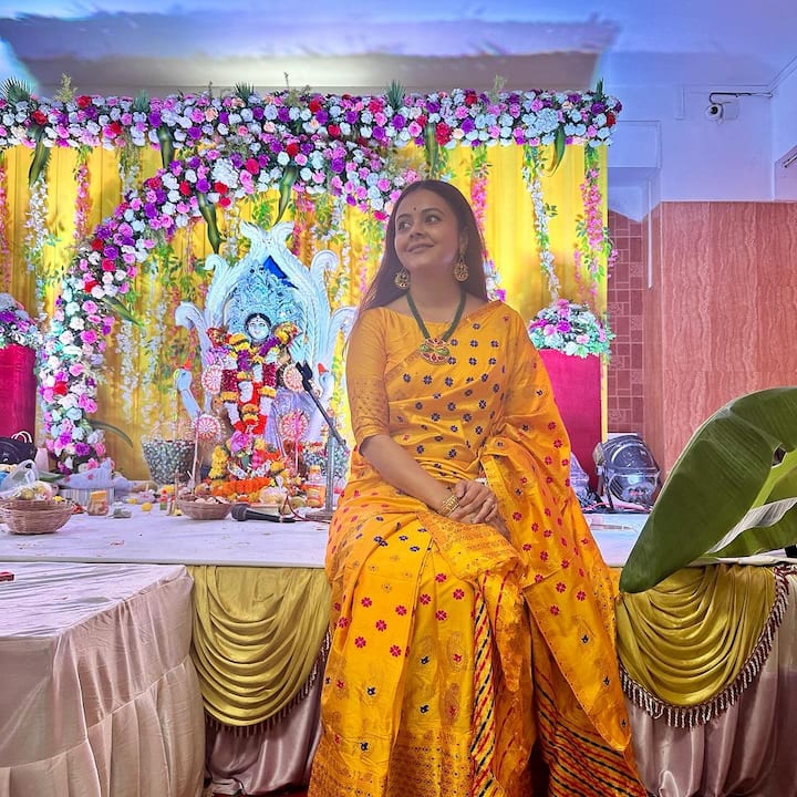देवोलीना ने ये तस्वीरें शेयर करते हुए अपने फैंस को बसंत पंचमी की बधाई दी और लिखा, देवी सरस्वती का आशीर्वाद आपके जीवन को ज्ञान और बुद्धि से भर दे..