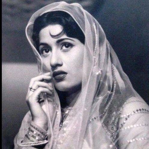 त्यांचे अनेक सिनेमे सुपरहिट ठरले आहेत. आज त्या या जगात नसल्या तरी चाहत्यांमध्ये त्यांची क्रेझ कायम आहे.(PHOTO:madhuubalaa_/IG)