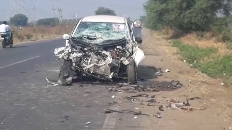 Accident: તાપીમાં લગ્ન પ્રસંગમાંથી પરત ફરતા પરિવારને નડ્યો અકસ્માત, મહિલાનું ઘટના સ્થળે જ મોત Accident News: A family met with an accident while returning from a wedding in Tapi the woman died on the spot Accident: તાપીમાં લગ્ન પ્રસંગમાંથી પરત ફરતા પરિવારને નડ્યો અકસ્માત, મહિલાનું ઘટના સ્થળે જ મોત