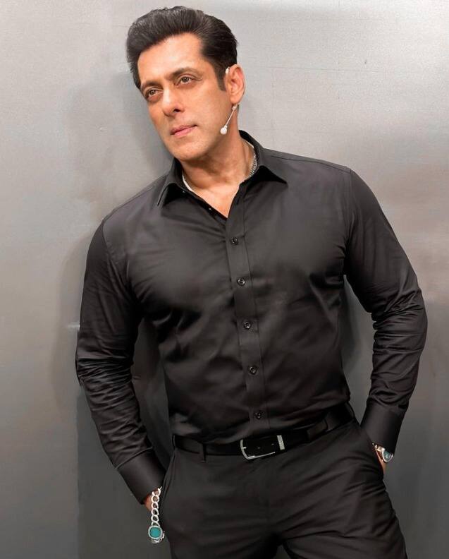 बॉलीवुड के दबंग सलमान खान का गुस्सा जग-जाहिर है. सोशल मीडिया पर उनका एक वीडियो खूब वायरल हो हुआ था, जहां गुस्से में तिलमिलाए सुपरस्टार सेल्फी लेने आए एक फैन का फोन छीन लेते हैं.