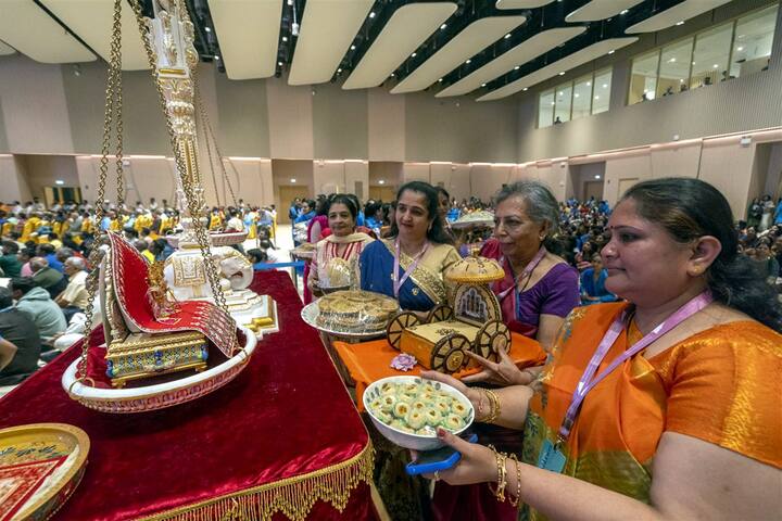 साथ ही मंदिर में रामायण और महाभारत सहित भारत की 15 कहानियों के अलावा माया, एजटेक, मिस्र, अरबी, यूरोपीय, चीनी और अफ्रीकी सभ्यताओं की कहानियों को भी दर्शाया गया है. इसकेे अलावा बीएपीएस मंदिर में ‘शांति का गुंबद' और ‘सौहार्द का गुंबद' भी बनाया गया है.