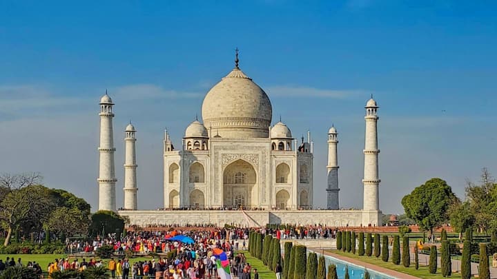 Valentines Day Today lovers expressed love in front of Taj Mahal in Agra ANN Valentines Day Today: वैलेंटाइन डे पर प्रेमी जोड़ों से गुलजार नजर आया आगरा का ताज महल, ऐसे किया इश्क का इजहार