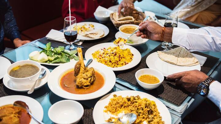 मोटापा : रात के समय हमारा शरीर कम एक्टिविटी मोड में होता है. इस समय खाए गए भोजन का पाचन धीमी गति से होता है और कैलोरीज का अधिक जमाव होने लगता है. देर रात तक खाना खाने से शरीर में फैट का स्तर बढ़ सकता है, जिससे वज़न बढ़ने और मोटापे का खतरा बना रहता है.