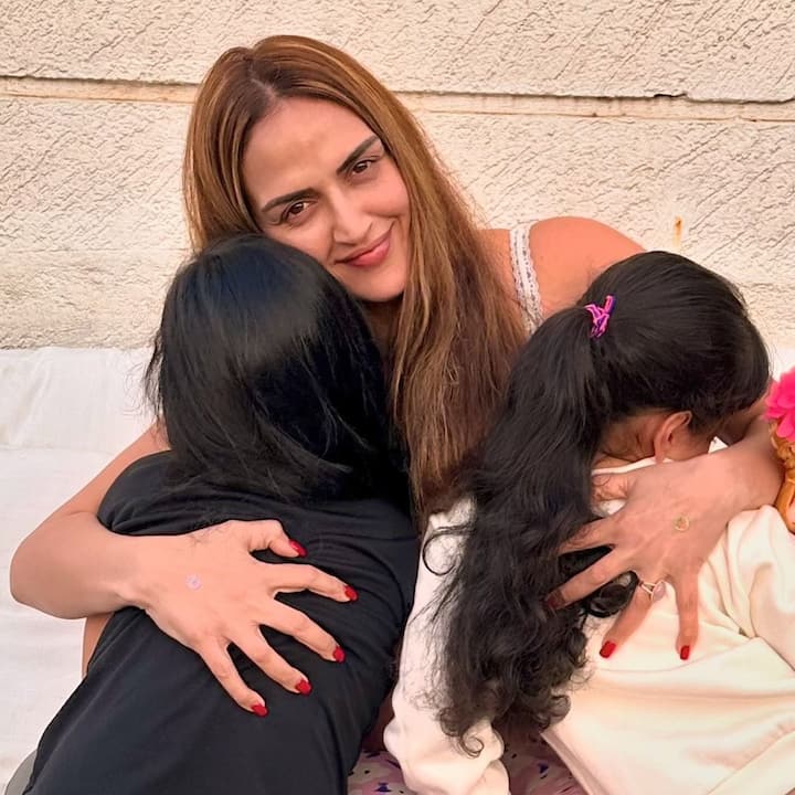 शादी के बाद ये कपल दो बेटियों के पेरेंट्स बने. जो अब ईशा देओल के साथ रह रही हैं.