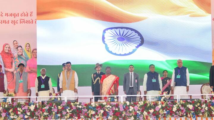 महिलाओं को लेकर राष्ट्रपति ने कहा कि एक दिन था जब महिलाएं घूंघट में थी. अब कोई ऑफिस ऐसा नहीं, जहां महिलाएं नहीं जा सकें. आज कई क्षेत्र में अवसर हैं. राष्ट्रपति सभा में आने से पहले एक लखपति दीदी से मिलीं.