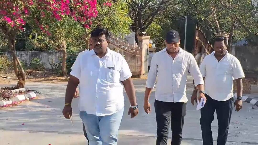 Dharmapuri news petition has been filed in the SP office seeking action against the DMK city secretary - TNN தருமபுரியில் கட்டிடம் கட்ட ஒப்புதல் பெற சென்றவர்களை  தாக்க முயற்சி; திமுக நகர செயலாளர் மீது பரபரப்பு புகார்