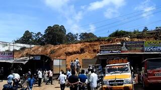 கொடைக்கானலில் 100 அடி நீளமுள்ள  பள்ளிக் கட்டிடம் விழுந்து விபத்து - சேதமடைந்த கடைகள்