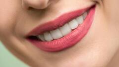 Teeth Whitening Tips: पिवळ्या दातांमुळे तुम्हीही चार जणांमध्ये मोकळेपणाने हसणे बंद केले का ? तर आजपासून फॉलो करा या टिप्स !