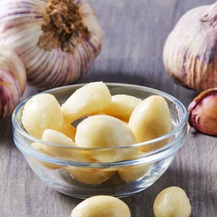 ਲਸਣ ਨੂੰ ਜੋੜਾਂ ਦੇ ਦਰਦ ਲਈ ਇੱਕ ਪ੍ਰਭਾਵਸ਼ਾਲੀ ਉਪਾਅ ਮੰਨਿਆ ਜਾਂਦਾ ਹੈ। ਇਸ 'ਚ ਐਂਟੀ-ਇੰਫਲੇਮੇਟਰੀ ਗੁਣ ਪਾਏ ਜਾਂਦੇ ਹਨ। ਜੇਕਰ ਤੁਸੀਂ ਅਕਸਰ ਜੋੜਾਂ ਦੇ ਦਰਦ ਤੋਂ ਪਰੇਸ਼ਾਨ ਰਹਿੰਦੇ ਹੋ ਤਾਂ ਲਸਣ ਤੁਹਾਡੇ ਲਈ ਬਹੁਤ ਫਾਇਦੇਮੰਦ ਸਾਬਤ ਹੋ ਸਕਦਾ ਹੈ। ਰੋਜ਼ਾਨਾ ਸਵੇਰੇ ਕੋਸੇ ਪਾਣੀ ਦੇ ਨਾਲ ਲਸਣ ਦੀਆਂ 2 ਤੋਂ 3 ਕਲੀਆਂ ਖਾਓ, ਇਸ ਨਾਲ ਤੁਹਾਨੂੰ ਜੋੜਾਂ ਦੇ ਦਰਦ ਤੋਂ ਰਾਹਤ ਮਿਲਦੀ ਹੈ।