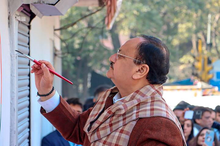 माय नेता वेबसाइट के मुताबिक बीजेपी नेता के पास करीब 3.5 करोड़ रुपये की संपत्ति है. नड्डा के पास कुल 8 लाख 50 हजार रुपये की ज्वैलरी है. इसमें 75000 की ज्वेलरी उनके पास है, जबकि 7 लाख 50 हजार ज्वेलरी उनकी पत्नी की है. इसके अलावा उनके पास दो कार हैं, जबकि 1 कार उनकी पत्नी के पास है. इसमें दो इनोवा एचपी वाहन शामिल है.