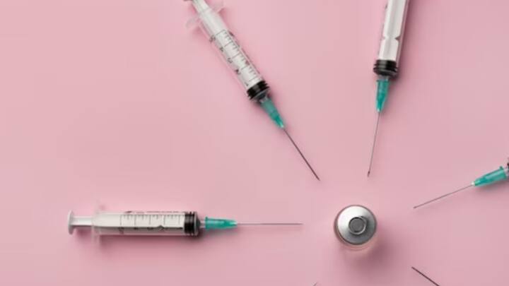 এই মুহূ্র্তে চিকিৎসা বিজ্ঞানের জগতে Human Papillomaviruses (HPV)-এর বিরুদ্ধে মাত্র ছ’টি প্রতিষেধকে অনুমোদন রয়েছে। এই HPV ভাইরাস সার্ভাইক্যাল ক্যান্সার, মতো কিছু ধরনের ক্যান্সারের জন্য দায়ী। ছবি: ফ্রিপিক।