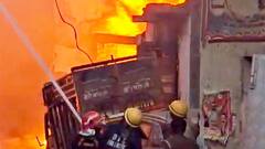 Delhi Fire: दिल्ली के अलीपुर में फैक्ट्री में ब्लास्ट के बाद आग, सात की मौत, सामने आई भयावह तस्वीरें