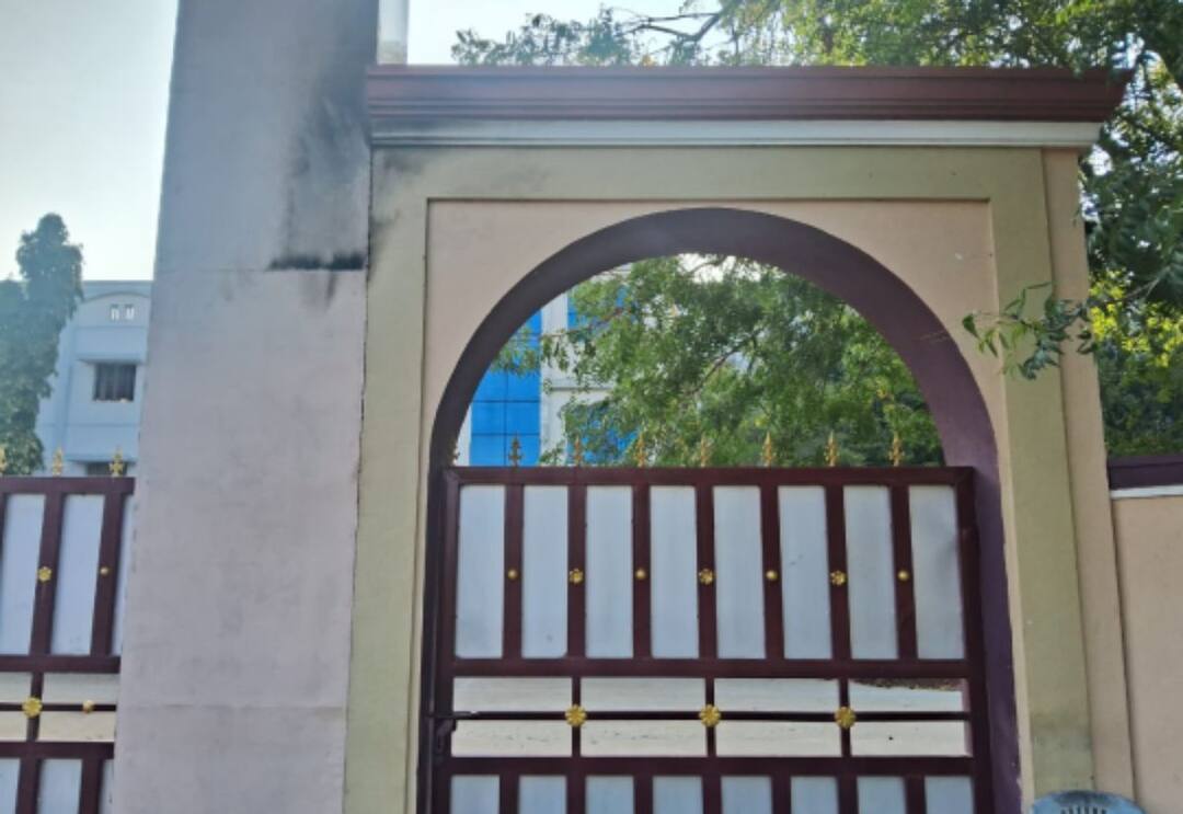 திருச்சியில் பரபரப்பு... கல்லூரி மீது பெட்ரோல் குண்டு வீச்சு