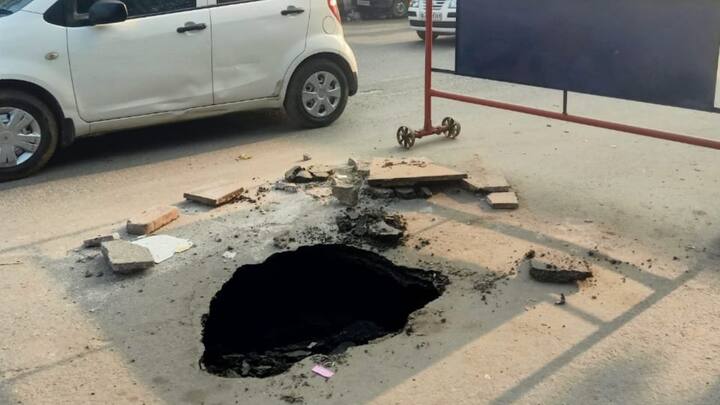 Delhi News Road Caves In Near Dhansa Stand Najafgarh Collapse Hits Traffic Delhi: Road Caves In Near Dhansa Stand In Najafgarh, Hits Traffic