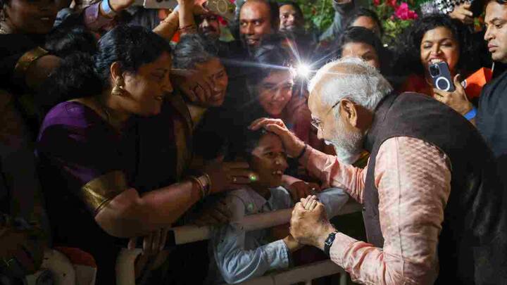 पीएम मोदी ने रवाना होने से पहले कहा था कि कतर में 8 लाख से अधिक भारतीय रहते हैं जो दोनों देशों के बीच मजबूत संबंधों का प्रमाण है. यात्रा के दौरान पीएम मोदी कतर के गणमान्य व्यक्तियों के साथ भी मुलाकात करेंगे.