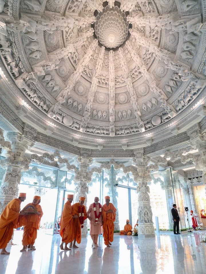 ते म्हणाले की, हे मंदिर जगाच्या विविधतेचे आणि एकतेचे प्रतीक आहे. यावेळी त्यांनी भारतीय संस्कृती आणि अयोध्येतील राममंदिराबाबत देखील उपस्थितांना सांगितले.  (Photo Credit : PTI)