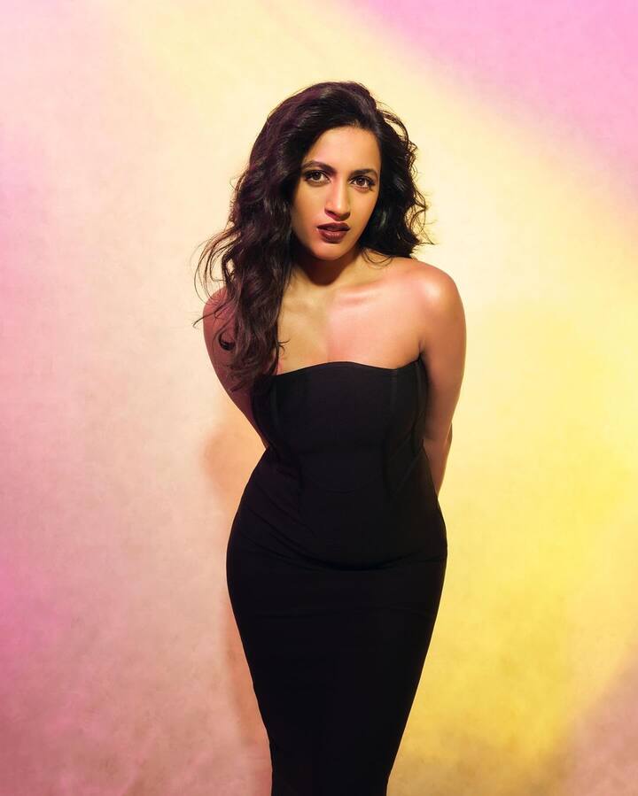 సెమి కర్ల్స్​తో తన లుక్స్​ని సెట్ చేసుకుంది ఈ బ్యూటీ. గోల్డెన్ మేకప్​ లుక్​లో ఈ భామ చాలా అందంగా కనిపించింది.(Images Source : Instagram/niharikakonidela)