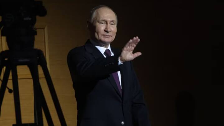 টেলিভিশনে জাতির উদ্দেশে ভাষণ দিতে গিয়ে এই ঘোষণা করেন পুতিন। তিনি বলেন, “ক্যান্সারের তথাকথিত টিকা এবং ক্যান্সারের বিরুদ্ধে রোগপ্রতিরোধ ক্ষমতা গড়ে তোলার নতুন ওষুধ তৈরির খুব কাছাকাছি রয়েছি আমরা।” ফাইল চিত্র।