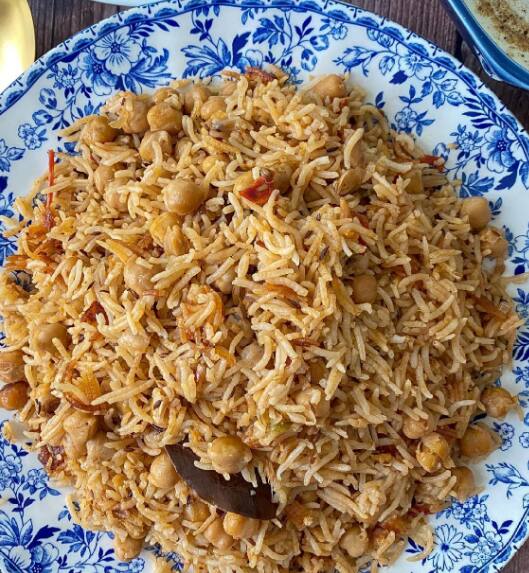 செய்முறை: முதலில் குக்கரில் ஊறவைத்த கொண்டக்கடலை, மஞ்சள் தூள், உப்பு, கிராம்பு, பிரியாணி இலை, மற்றும் தேவையான அளவு தண்ணீர் ஊற்றி மிதமான தீயில் 4 விசில் வரும் வரை வேகவிடவும்.