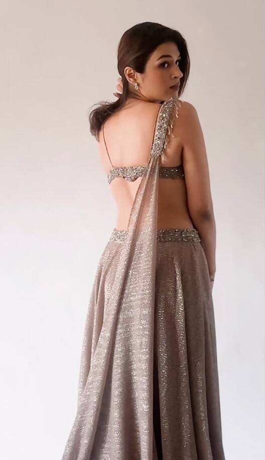 Shraddha Das Photo: અભિનેત્રી શ્રદ્ધા દાસ અવારનવાર પોતાની બોલ્ડ અને હોટ તસવીરો શેર કરતી રહે છે. અભિનેત્રીએ હાલમાં પોતાના ઈન્સ્ટાગ્રામ એકાઉન્ટ પર ગ્લેમરસ તસવીરો શેર કરી છે.